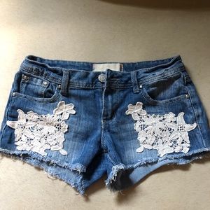Jean shorts with embroidery